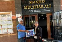 Ketua Umum JIWAI Idham Fitrajaya (kiri) menyerahkan bantuan kepada panitia kurban 