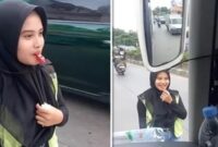 Tangkapan layar video – Juru parkir berhijab viral bikin netizen klepek-klepek