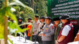 Kapolda Riau memberikan keterangan pers terkait pengungkapan kasus perambahan kawasan hutan lindung di XIII Koto Kampar, Riau.