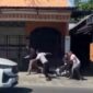 Tangkapan layar video viral – Paspampres Gibran tangkap tiga mahasiswa saat bentangkan spanduk bertuliskan, “omon-omon 19 juta lapangan kerja?”