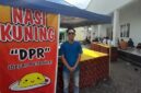 Alan, pemilik Nasi Kuning “DPR” di Masjid Ashabul Jannah