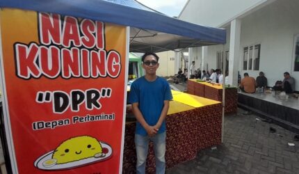 Nasi Kuning "DPR" Ramaikan Jumat Berkah di Masjid Ashabul Jannah