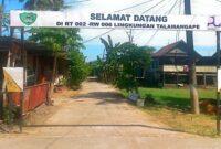 Gerbang masuk Lingkungan Talamangape, lokasi proyek KOTAKU yang dilaporkan LSM PEKAN 21 ke Kejari Maros.