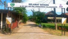 Gerbang masuk Lingkungan Talamangape, lokasi proyek KOTAKU yang dilaporkan LSM PEKAN 21 ke Kejari Maros.