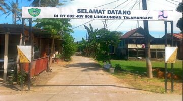 Gerbang masuk Lingkungan Talamangape, lokasi proyek KOTAKU yang dilaporkan LSM PEKAN 21 ke Kejari Maros.