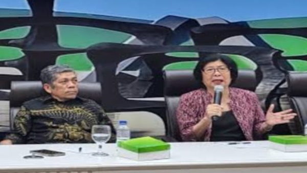 Psikiater dari Fakultas Kedokteran Universitas Indonesia, dr. Mintarsih Abdul Latief Sp.KJ (kanan).