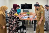 Pertemuan DPD Satupena Sumbar dengan perwakilan Dinas Kearsipan membahas proses seleksi lomba menulis surat guru dan siswa.