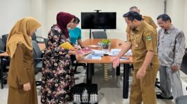 Pertemuan DPD Satupena Sumbar dengan perwakilan Dinas Kearsipan membahas proses seleksi lomba menulis surat guru dan siswa.