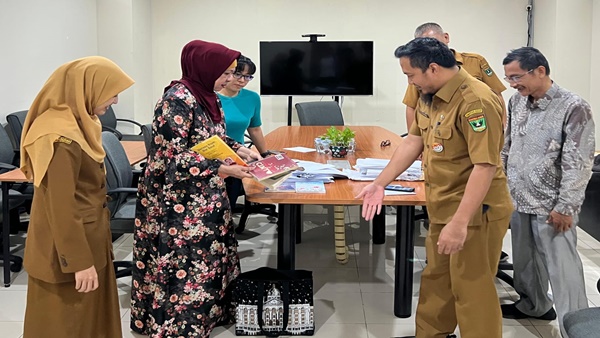 Pertemuan DPD Satupena Sumbar dengan perwakilan Dinas Kearsipan membahas proses seleksi lomba menulis surat guru dan siswa.