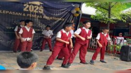 Siswa SDN Borong Makassar tampil dinamis dalam membawakan tari paijo dan velocity kece boys