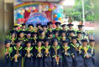 Momen foto bersama dalam Pentas Seni dan Penamatan TK Islam Pelangi Borong Makassar