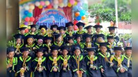 Momen foto bersama dalam Pentas Seni dan Penamatan TK Islam Pelangi Borong Makassar