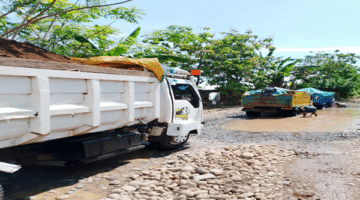 Aktivitas Dump truk pengangkut material tambang ilegal di Takalar