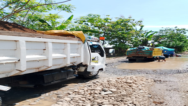 Aktivitas Dump truk pengangkut material tambang ilegal di Takalar