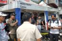 Petugas gabungan dari Satpol PP dan Dishub Gowa saat melakukan penertiban penggunaan trotoar yang disalahgunakan oleh salah satu dealer motor di Jalan Sultan Hasanuddin, Gowa