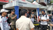 Petugas gabungan dari Satpol PP dan Dishub Gowa saat melakukan penertiban penggunaan trotoar yang disalahgunakan oleh salah satu dealer motor di Jalan Sultan Hasanuddin, Gowa