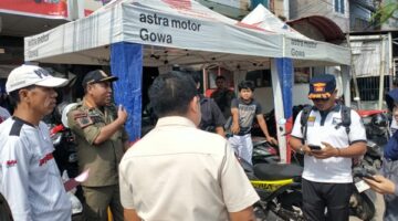 Petugas gabungan dari Satpol PP dan Dishub Gowa saat melakukan penertiban penggunaan trotoar yang disalahgunakan oleh salah satu dealer motor di Jalan Sultan Hasanuddin, Gowa