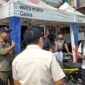 Petugas gabungan dari Satpol PP dan Dishub Gowa saat melakukan penertiban penggunaan trotoar yang disalahgunakan oleh salah satu dealer motor di Jalan Sultan Hasanuddin, Gowa