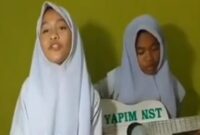 Tangkapan layar video – Dua bocah pengamen perempuan yang mengkritik Jokowi lewat lagu