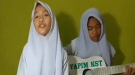 Tangkapan layar video – Dua bocah pengamen perempuan yang mengkritik Jokowi lewat lagu