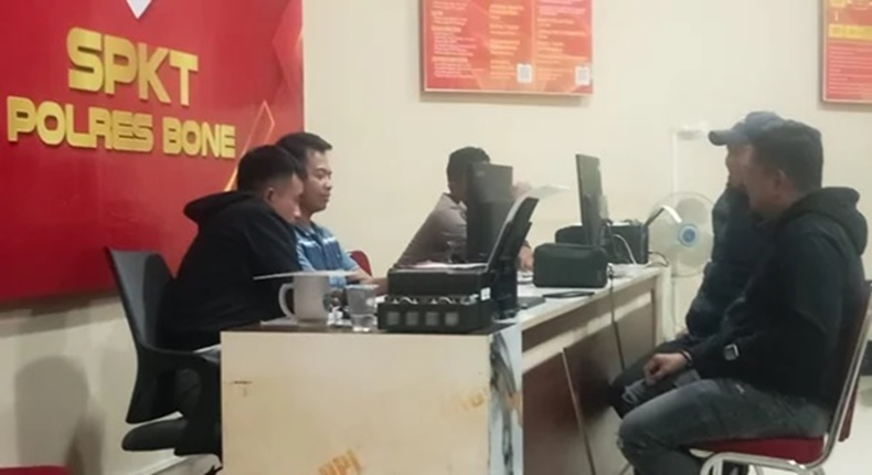 Arman Rahim (kanan) didampingi kuasa hukumnya saat melaporkan bos kosmetik ke SPKT Polres Bone, Minggu (6/7/2025).