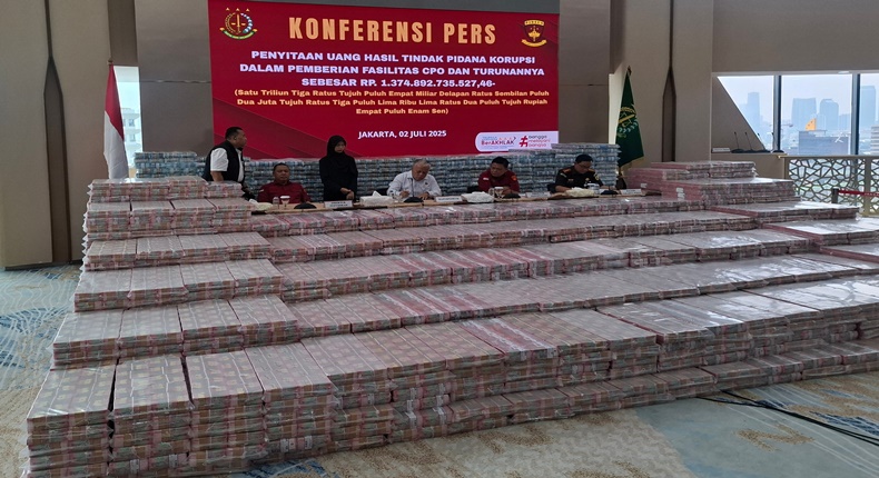 Tumpukan uang sebesar Rp1,3 triliun hasil sitaan Kejaksaan Agung dari Musim Mas Group dan Permata Hijau Group (Foto: Inilah.com/Rizki).