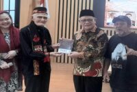 Penyerahan buku antologi puisi Didong dan Tari Guel dari Gayo Aceh dari LK.Ara kepada Prof. Rahmat Salam, Ketua Pusat Kajian Kebijakan Publik Universitas Muhammadiyah. Penyerahan ini disaksikan oleh Moctavianus Masheka (Bung Octa), Ketua TISi, dan MC. Swary Utami Dewi. (Foto: Lasman Simanjuntak)