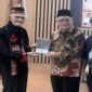 Penyerahan buku antologi puisi Didong dan Tari Guel dari Gayo Aceh dari LK.Ara kepada Prof. Rahmat Salam, Ketua Pusat Kajian Kebijakan Publik Universitas Muhammadiyah. Penyerahan ini disaksikan oleh Moctavianus Masheka (Bung Octa), Ketua TISi, dan MC. Swary Utami Dewi. (Foto: Lasman Simanjuntak)