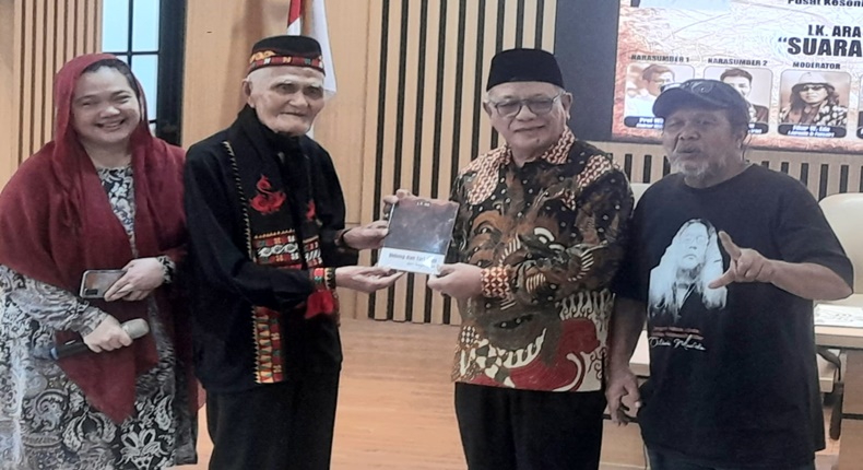 Penyerahan buku antologi puisi Didong dan Tari Guel dari Gayo Aceh dari LK.Ara kepada Prof. Rahmat Salam, Ketua Pusat Kajian Kebijakan Publik Universitas Muhammadiyah. Penyerahan ini disaksikan oleh Moctavianus Masheka (Bung Octa), Ketua TISi, dan MC. Swary Utami Dewi. (Foto: Lasman Simanjuntak)