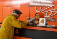 Foto ilustrasi – Seorang lansia antre mengambil uang pensiunan di Kantor Pos