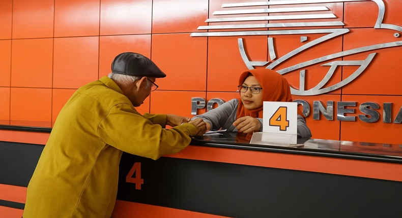 Foto ilustrasi – Seorang lansia antre mengambil uang pensiunan di Kantor Pos