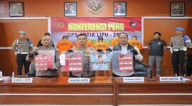 Kapolres Maros AKBP Douglas Mahendrajaya (tengah) bersama Kabag Ops dan Kasat Narkoba menunjukkan barang bukti hasil Operasi Antik 2025 saat konferensi pers di Aula Promoter Mapolres Maros.