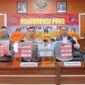 Kapolres Maros AKBP Douglas Mahendrajaya (tengah) bersama Kabag Ops dan Kasat Narkoba menunjukkan barang bukti hasil Operasi Antik 2025 saat konferensi pers di Aula Promoter Mapolres Maros.