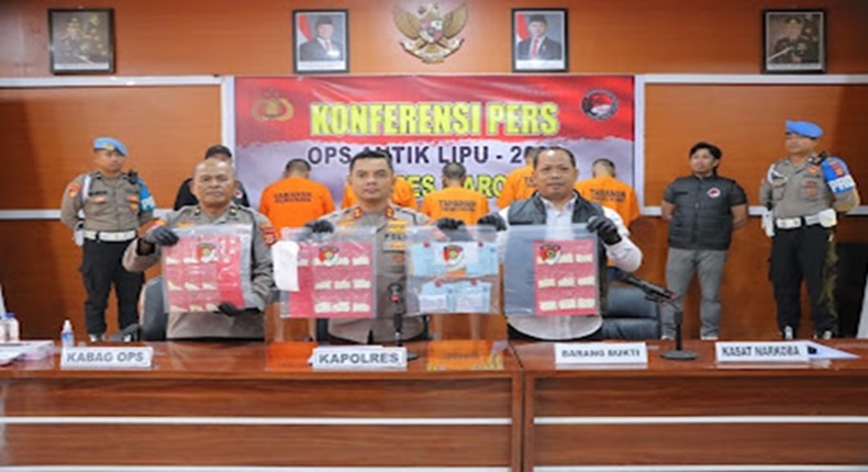 Kapolres Maros AKBP Douglas Mahendrajaya (tengah) bersama Kabag Ops dan Kasat Narkoba menunjukkan barang bukti hasil Operasi Antik 2025 saat konferensi pers di Aula Promoter Mapolres Maros.