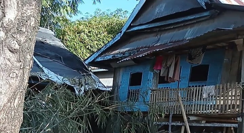 Akses rumah Supardi di Gowa tertutup rumpun bambu akibat konflik lahan warisan.