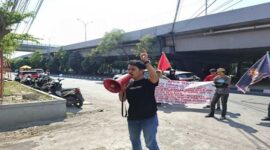 AMPH saat melakukan aksi unjuk rasa di depan Kejati Sulsel