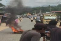 Warga memblokade jalan nasional Lambuya–Puriala di Kabupaten Konawe, Sulawesi Tenggara, dengan membakar ban sebagai bentuk protes terhadap jalan rusak parah yang tak kunjung diperbaiki. Aksi ini menyebabkan kemacetan panjang dari dua arah.