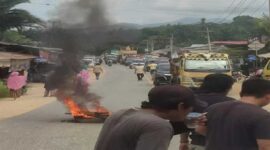 Warga memblokade jalan nasional Lambuya–Puriala di Kabupaten Konawe, Sulawesi Tenggara, dengan membakar ban sebagai bentuk protes terhadap jalan rusak parah yang tak kunjung diperbaiki. Aksi ini menyebabkan kemacetan panjang dari dua arah.