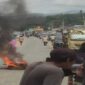 Warga memblokade jalan nasional Lambuya–Puriala di Kabupaten Konawe, Sulawesi Tenggara, dengan membakar ban sebagai bentuk protes terhadap jalan rusak parah yang tak kunjung diperbaiki. Aksi ini menyebabkan kemacetan panjang dari dua arah.