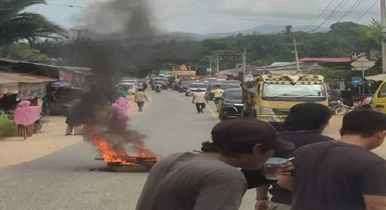 Warga memblokade jalan nasional Lambuya–Puriala di Kabupaten Konawe, Sulawesi Tenggara, dengan membakar ban sebagai bentuk protes terhadap jalan rusak parah yang tak kunjung diperbaiki. Aksi ini menyebabkan kemacetan panjang dari dua arah.