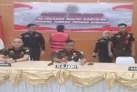 AZ, Camat Tompobulu, mengenakan rompi tahanan saat konferensi pers penahanan oleh Kejari Bantaeng atas dugaan korupsi dana desa Rp1,2 miliar.