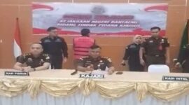 AZ, Camat Tompobulu, mengenakan rompi tahanan saat konferensi pers penahanan oleh Kejari Bantaeng atas dugaan korupsi dana desa Rp1,2 miliar.