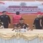 AZ, Camat Tompobulu, mengenakan rompi tahanan saat konferensi pers penahanan oleh Kejari Bantaeng atas dugaan korupsi dana desa Rp1,2 miliar.