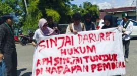 HMI Sinjai saat demo di depan Mapolres Sinjai