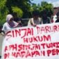 HMI Sinjai saat demo di depan Mapolres Sinjai