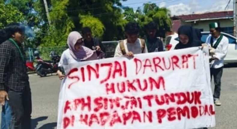 HMI Sinjai saat demo di depan Mapolres Sinjai