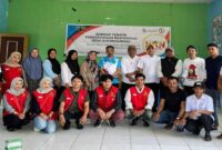 Mahasiswa KKN-T Gelombang 114 Universitas Hasanuddin berfoto bersama Kepala Desa Borimasunggu usai Seminar Tematik Pemberdayaan Masyarakat di Aula Kantor Desa Borimasunggu.