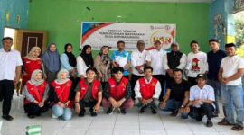 Mahasiswa KKN-T Gelombang 114 Universitas Hasanuddin berfoto bersama Kepala Desa Borimasunggu usai Seminar Tematik Pemberdayaan Masyarakat di Aula Kantor Desa Borimasunggu.