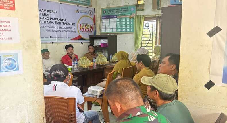 Mahasiswa KKN UNHAS saat mengadakan seminar program kerja di Desa Kaballokang Pakkabba, Kabupaten Takalar