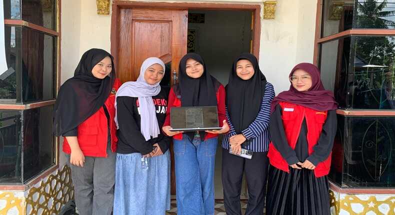 Mahasiswa KKN Tematik 114 Universitas Hasanuddin berpose usai melaksanakan pelatihan Microsoft Word di Desa Maddenra, Kecamatan Kulo, Kabupaten Sidenreng Rappang, Sulawesi Selatan.